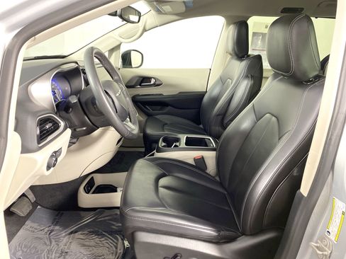 Used 2023 Chrysler Pacifica Touring-L image 15