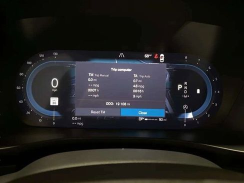 Used 2025 Volvo XC40 B5 Plus image 9