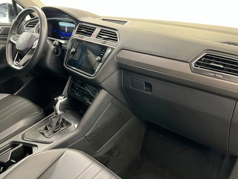 Used 2024 Volkswagen Tiguan SE image 25