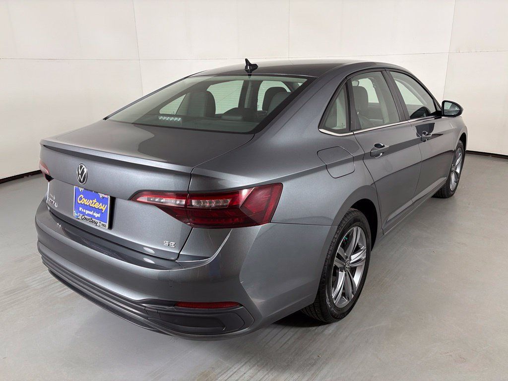 Used 2024 Volkswagen Jetta SE FWD image 8