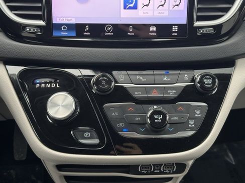 Used 2024 Chrysler Pacifica Touring-L image 13