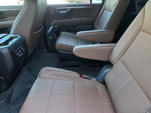 Certified 2025 Chevrolet Suburban High Country AWD/4WD image 16