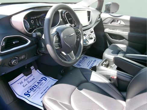 Used 2025 Chrysler Pacifica Select FWD image 13