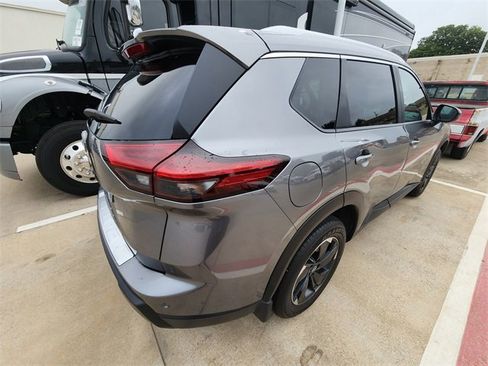 Used 2025 Nissan Rogue SV w/ SV Premium Package FWD image 4