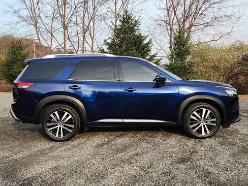 Used 2023 Nissan Pathfinder Platinum w/ Cargo Package image 7