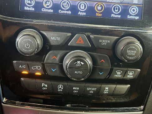 Used 2022 Jeep Grand Cherokee Laredo X AWD/4WD image 24