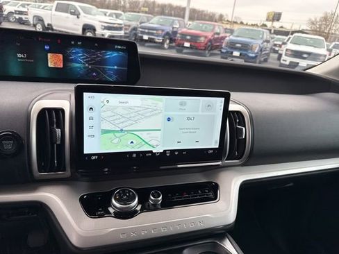 Used 2025 Ford Expedition Active image 20