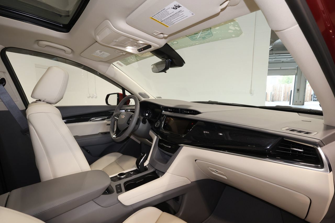 Used 2025 Cadillac XT6 Premium Luxury w/ Technology Package AWD/4WD image 30