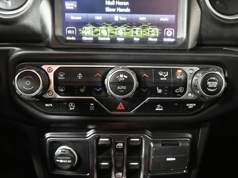 Used 2022 Jeep Wrangler Unlimited Sahara w/ Cold Weather Group AWD/4WD image 31