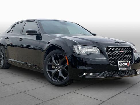 Used 2023 Chrysler 300 S w/ Comfort Group RWD image 3