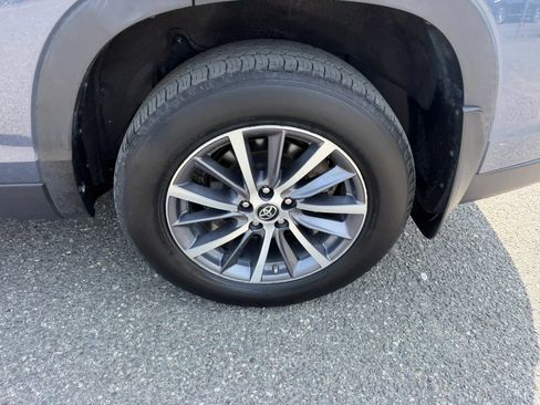 Used 2019 Toyota Highlander XLE AWD/4WD image 9