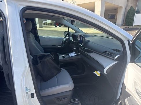 New 2026 Toyota Sienna XLE image 11