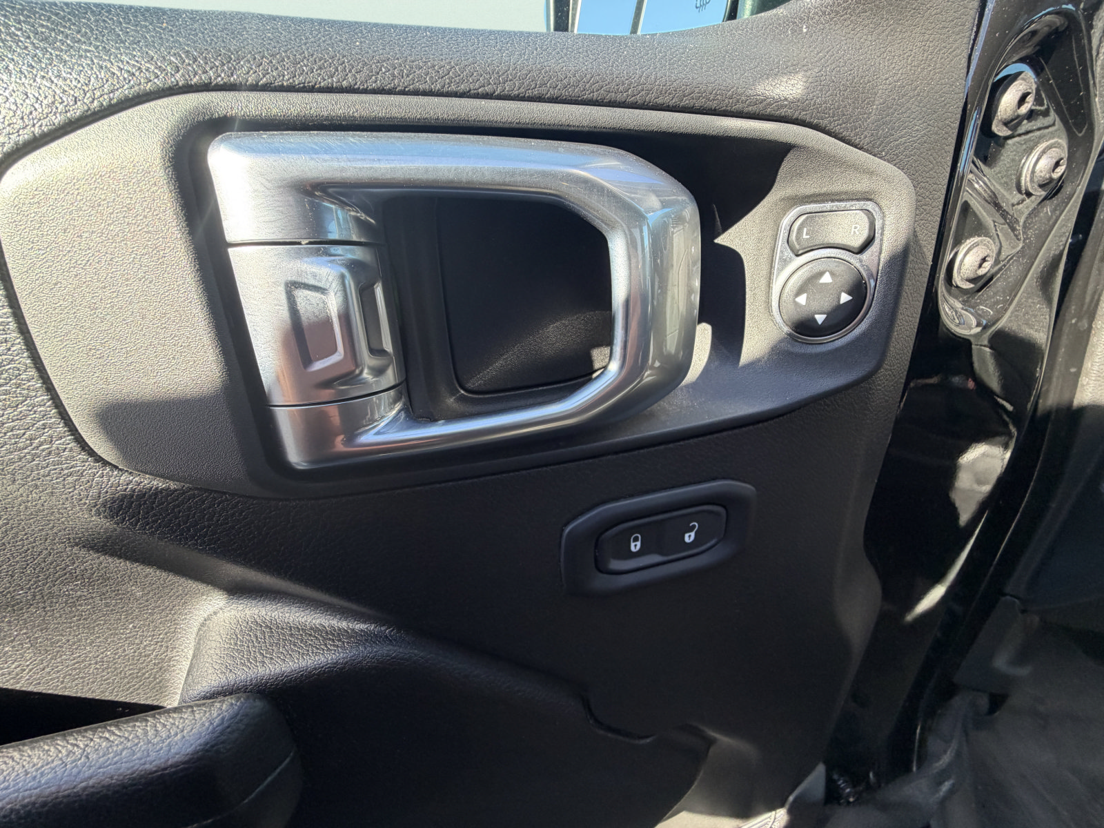 Used 2025 Jeep Wrangler Sport AWD/4WD image 14