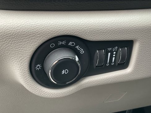 Used 2024 Chrysler Pacifica Select image 27