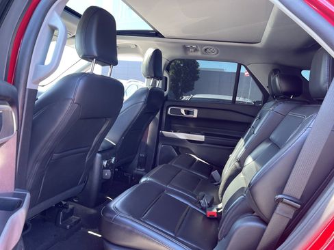 Used 2021 Ford Explorer XLT w/ Equipment Group 202A RWD image 4