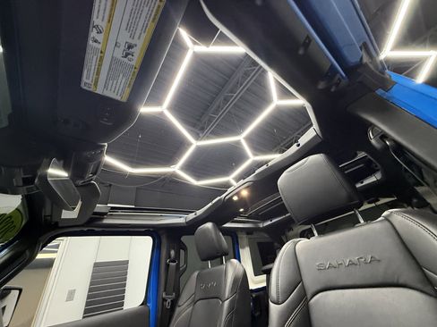 Used 2024 Jeep Wrangler Unlimited Sahara w/ Technology Group image 12