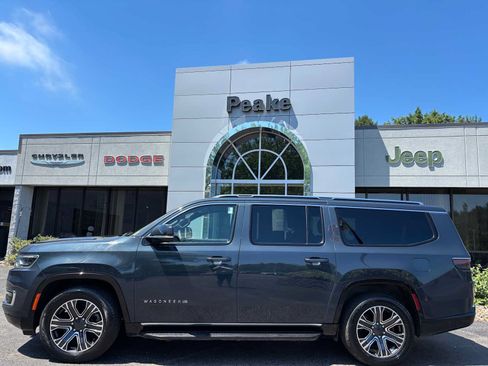 Used 2024 Jeep Wagoneer L Series II w/ Flexible Seating Group AWD/4WD image 3