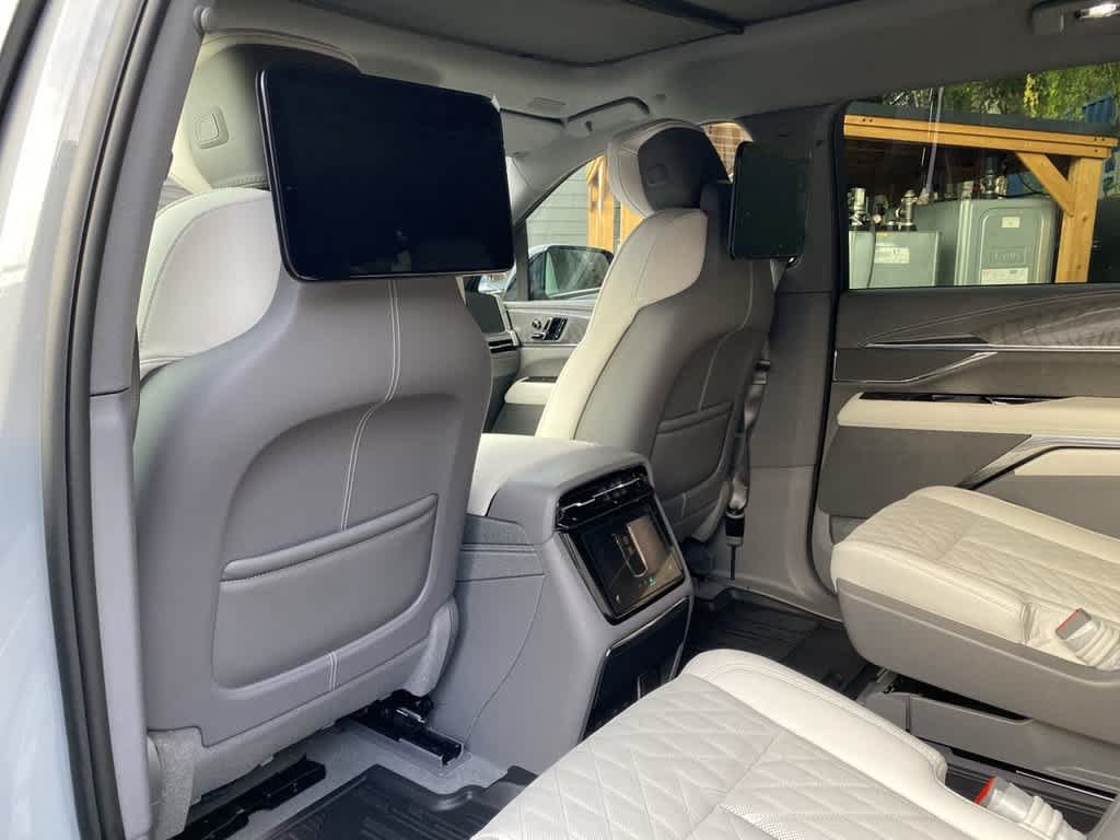 Certified 2026 Cadillac Escalade IQL Sport 1 w/ LPO, ONYX Package AWD/4WD image 17