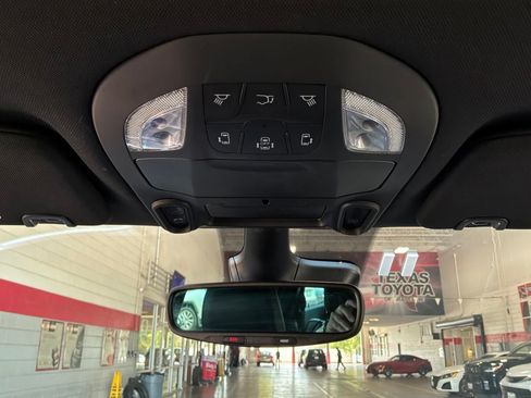 Used 2025 Chrysler Pacifica Limited FWD image 21