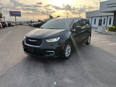 Used 2023 Chrysler Pacifica Touring-L FWD image 37