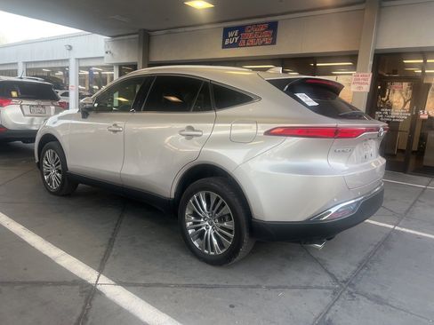 Used 2022 Toyota Venza XLE image 4