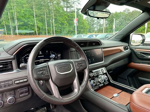 Used 2024 GMC Yukon Denali Ultimate AWD/4WD image 10