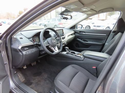 Used 2023 Nissan Altima 2.5 SV image 2