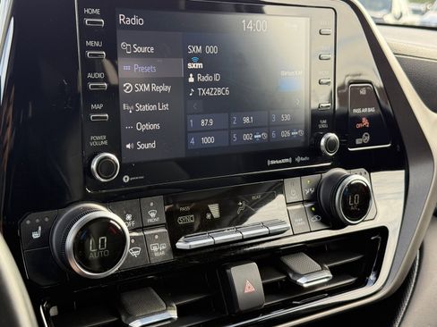 Used 2021 Toyota Highlander XLE image 24