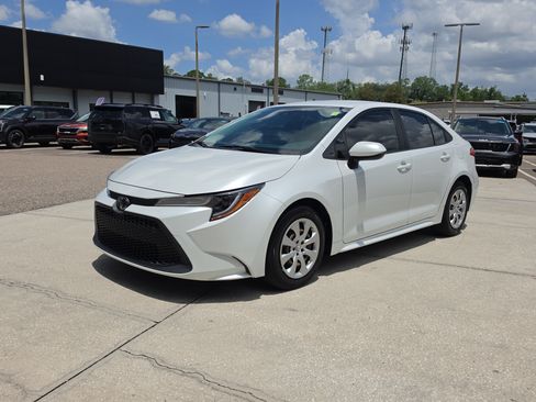 Used 2022 Toyota Corolla LE FWD image 4