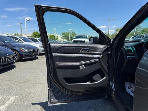 Used 2017 Ford Explorer XLT w/ Equipment Group 202A AWD/4WD image 16