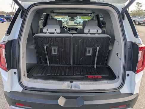 Used 2023 GMC Acadia SLT w/ Technology Package image 14