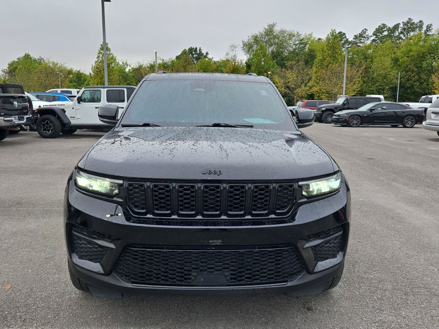 Used 2023 Jeep Grand Cherokee Altitude AWD/4WD image 2