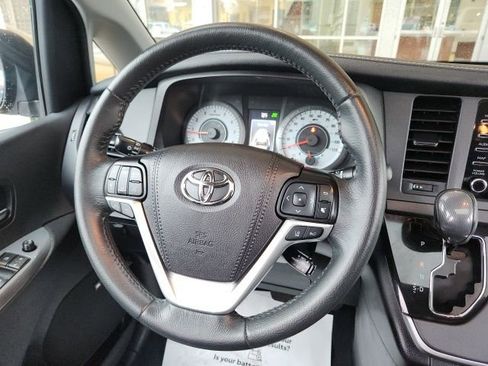 Used 2020 Toyota Sienna SE image 19