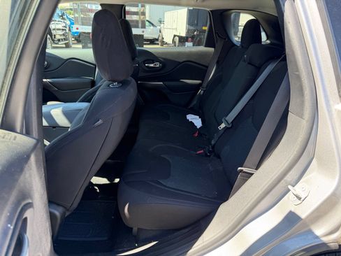 Used 2020 Jeep Cherokee Latitude AWD/4WD image 12