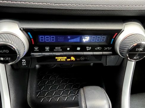 Used 2022 Toyota RAV4 LE AWD/4WD image 30