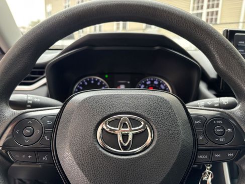 Used 2020 Toyota RAV4 LE image 11