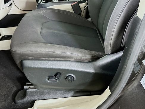 Used 2017 Chrysler Pacifica Touring Plus w/ Tire & Wheel Group image 27