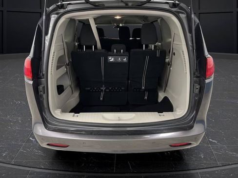 Used 2018 Chrysler Pacifica L FWD image 12