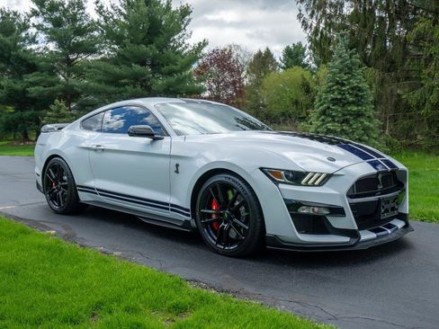 Used 2022 Ford Mustang Shelby GT500 w/ Technology Package RWD image 3