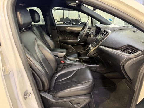 Used 2019 Lincoln MKC Premiere FWD image 12