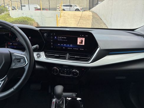 Used 2025 Chevrolet Trax LT w/ LT Convenience Package image 17