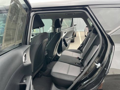 Used 2025 Kia Soul LX w/ LX Technology Package FWD image 19
