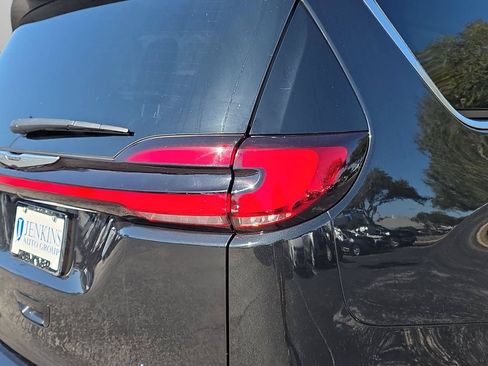 Used 2024 Chrysler Pacifica Limited FWD image 13