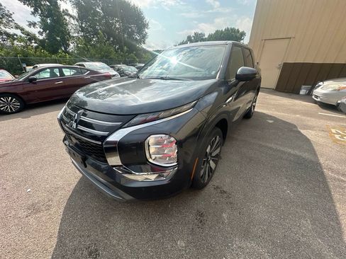 Used 2025 Mitsubishi Outlander SE AWD/4WD image 2