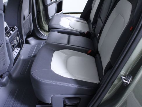 Used 2023 Land Rover Defender 130 X-Dynamic SE image 11