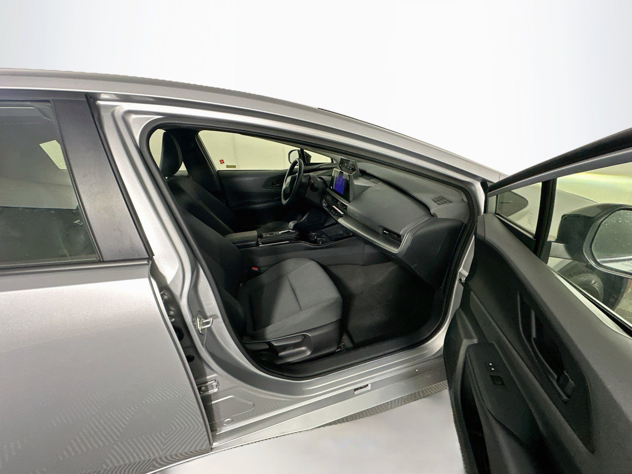 Used 2025 Toyota Prius LE FWD image 30