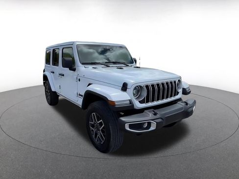 Used 2025 Jeep Wrangler Unlimited Sahara AWD/4WD image 3