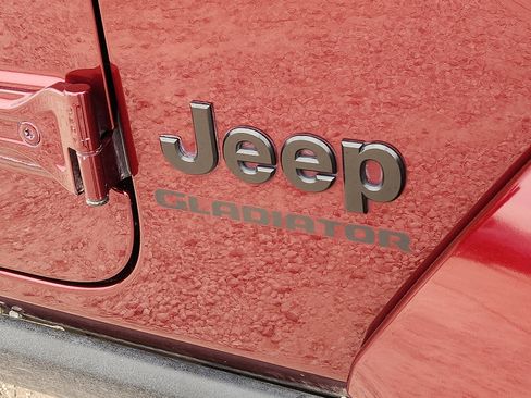 Used 2022 Jeep Gladiator Sport image 8
