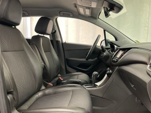 Used 2021 Chevrolet Trax LT FWD image 12