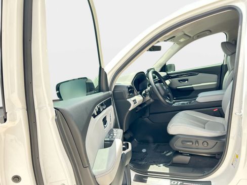 Used 2025 Honda Pilot EX-L image 10